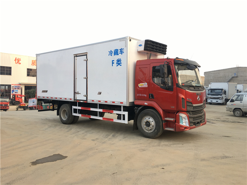 柳汽乘龍7.8米國(guó)六冷藏車