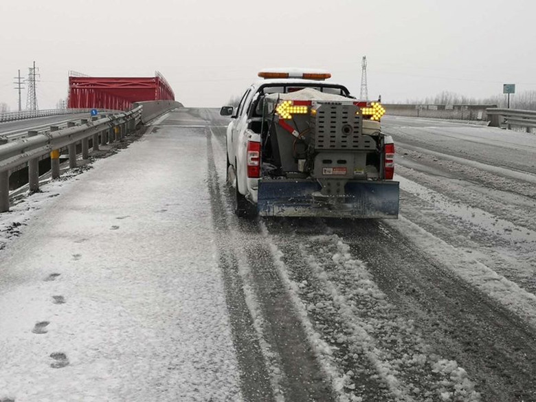 皮卡用撒布機(jī)（1-1.5方） 皮卡不銹鋼撒布機(jī)
